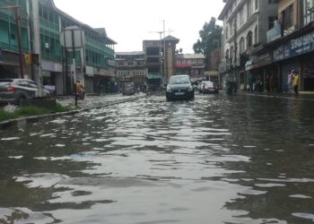Roads, lanes inundated as heavy rain lashes Sgr, other J&K parts