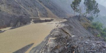 Srinagar-Jammu Highway Closed due to landslides and shooting stones.