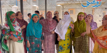Residents of Batwara area of Srinagar staged protest against PDD Department.